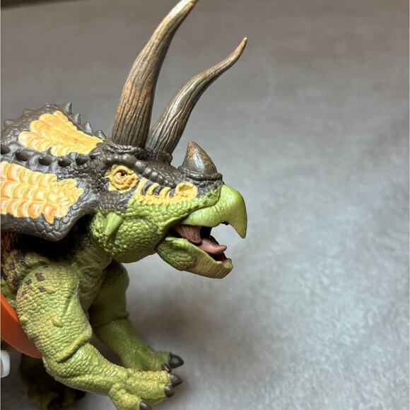 2017 Jurassic Clash & World Dino Figures: Triceratops, Allosaurus, Baryonyx - Picture 15 of 16